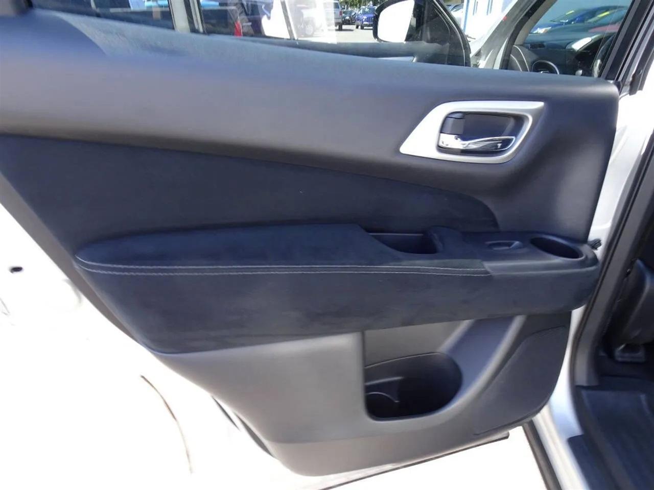 Nissan Pathfinder 2WD 4dr SV 2014