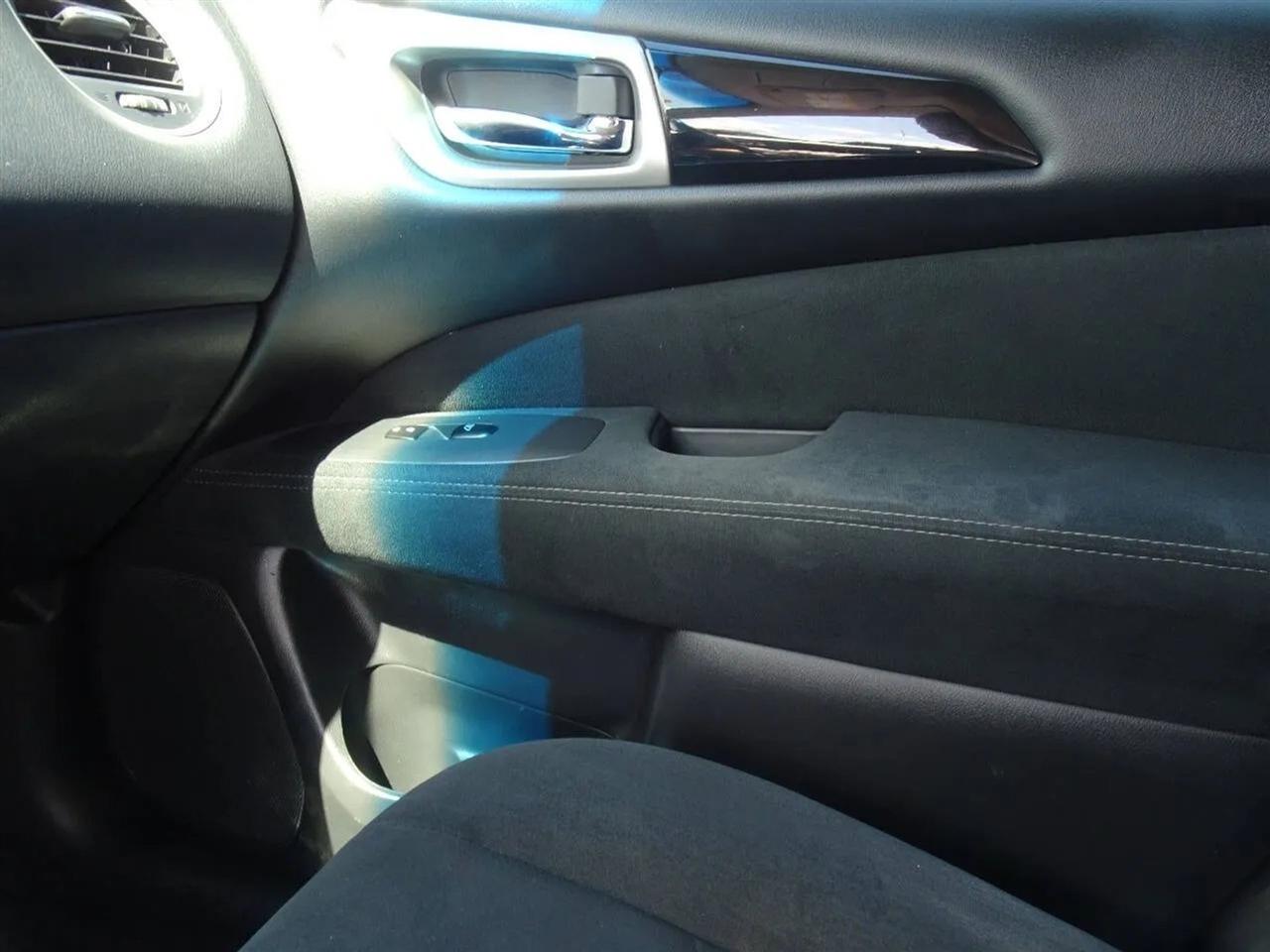 Nissan Pathfinder 2WD 4dr SV 2014