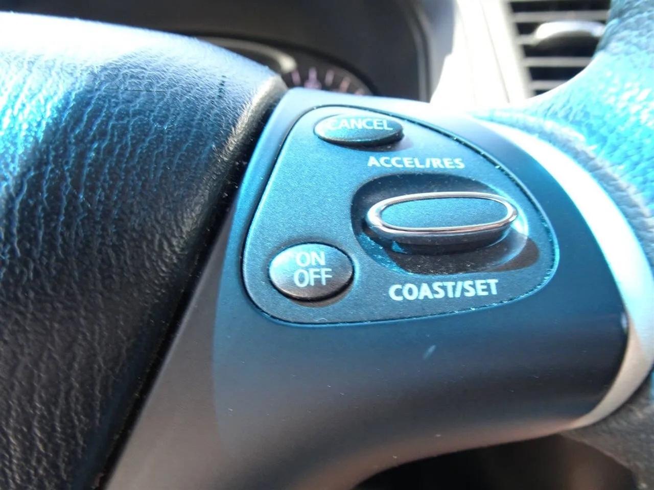 Nissan Pathfinder 2WD 4dr SV 2014