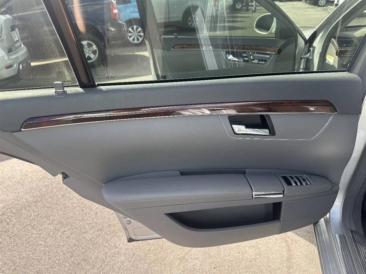 Mercedes-Benz S-Class 4dr Sdn 5.5L V8 RWD 2007