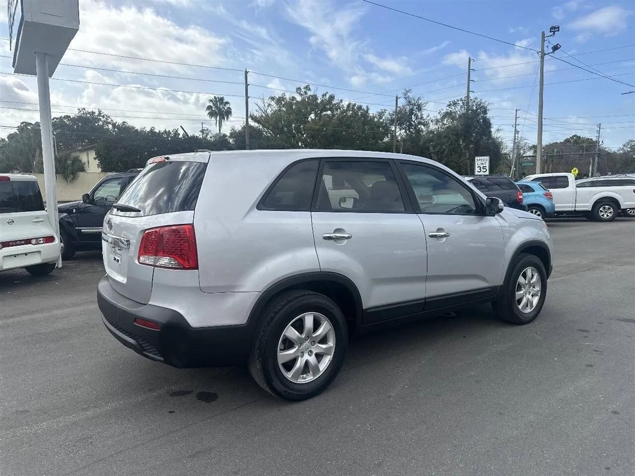 Kia Sorento 2WD 4dr I4 LX 2011