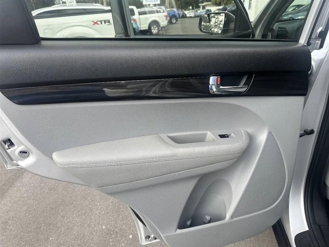 Kia Sorento 2WD 4dr I4 LX 2011