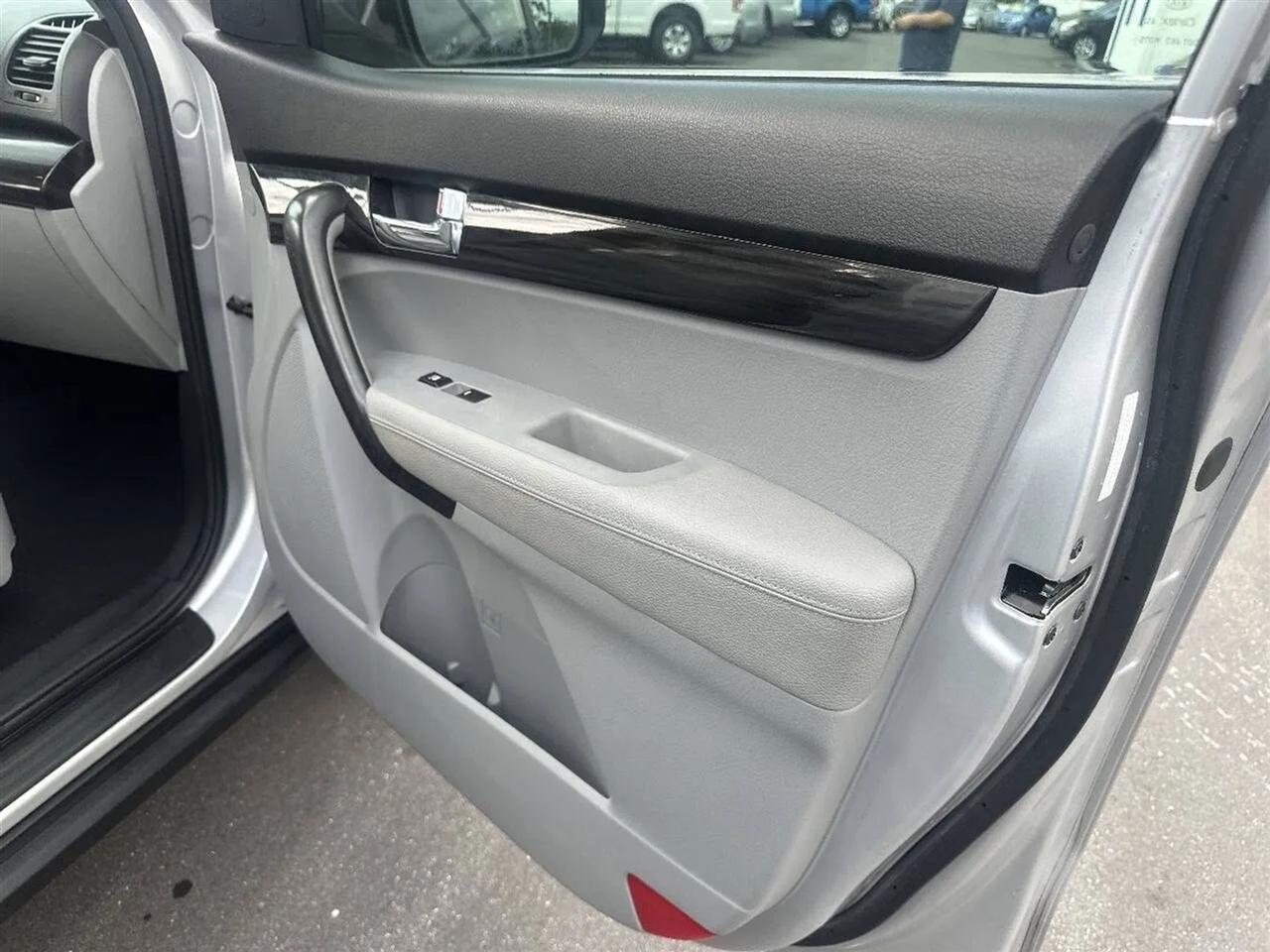 Kia Sorento 2WD 4dr I4 LX 2011