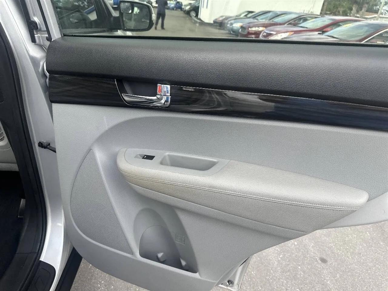 Kia Sorento 2WD 4dr I4 LX 2011