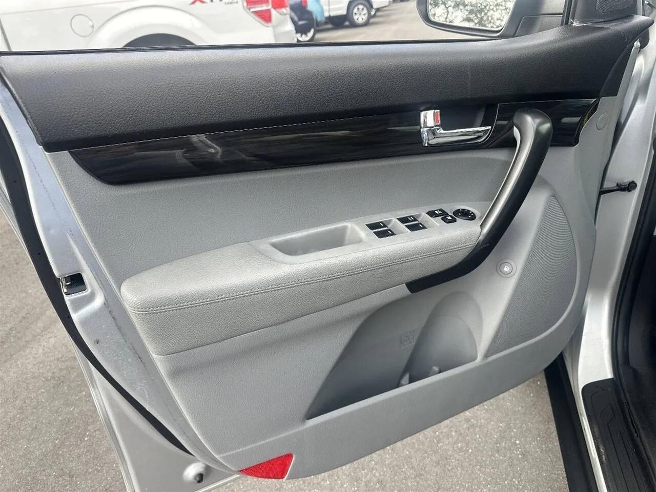 Kia Sorento 2WD 4dr I4 LX 2011