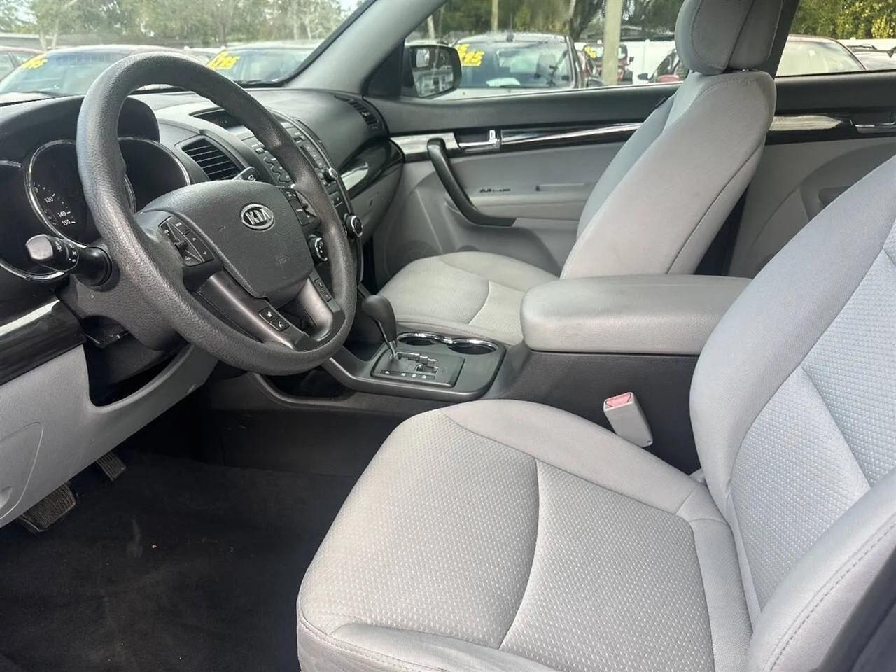 Kia Sorento 2WD 4dr I4 LX 2011