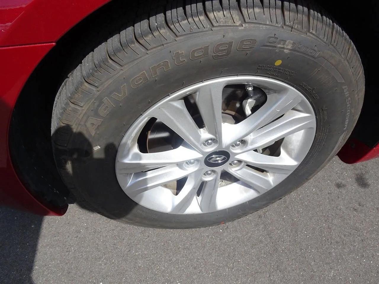 Hyundai Sonata 4dr Sdn 2.4L Auto GLS 2011