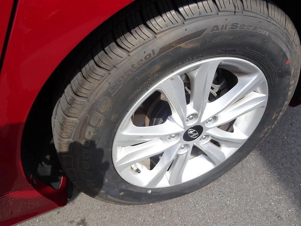 Hyundai Sonata 4dr Sdn 2.4L Auto GLS 2011