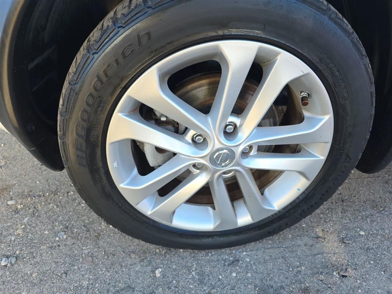 Nissan Juke 5dr Wgn I4 CVT SV FWD 2011