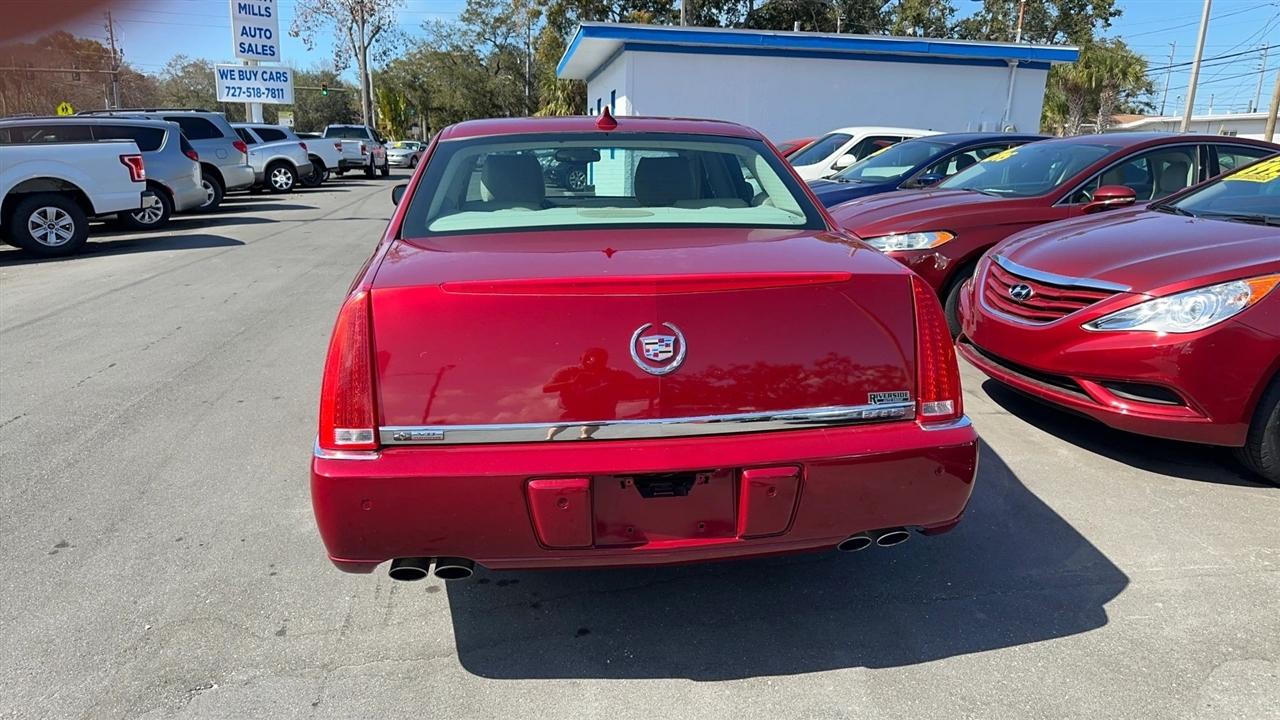 Cadillac DTS 4dr Sdn Luxury Collection 2011