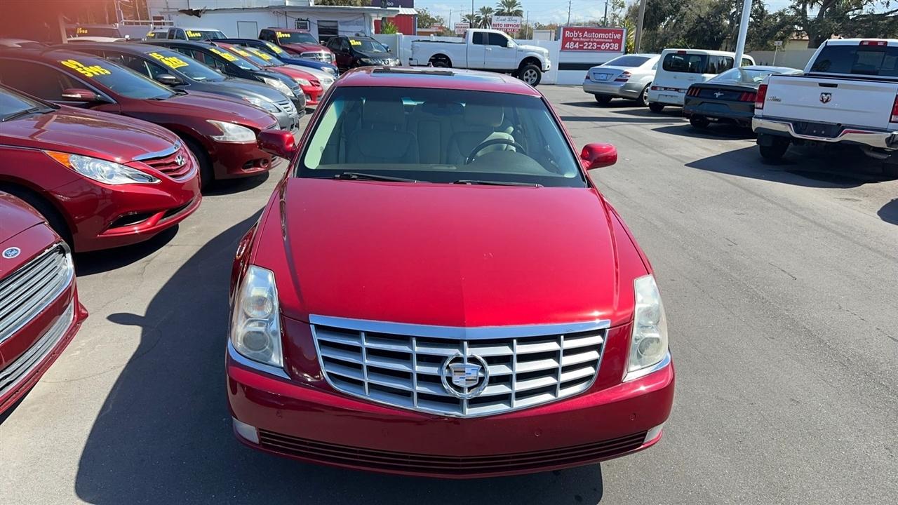 Cadillac DTS 4dr Sdn Luxury Collection 2011