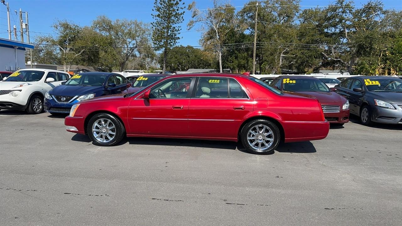 Cadillac DTS 4dr Sdn Luxury Collection 2011