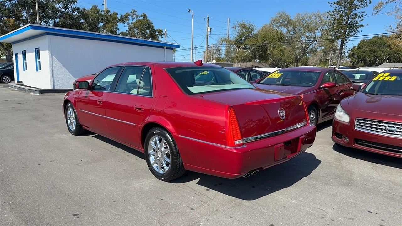 Cadillac DTS 4dr Sdn Luxury Collection 2011