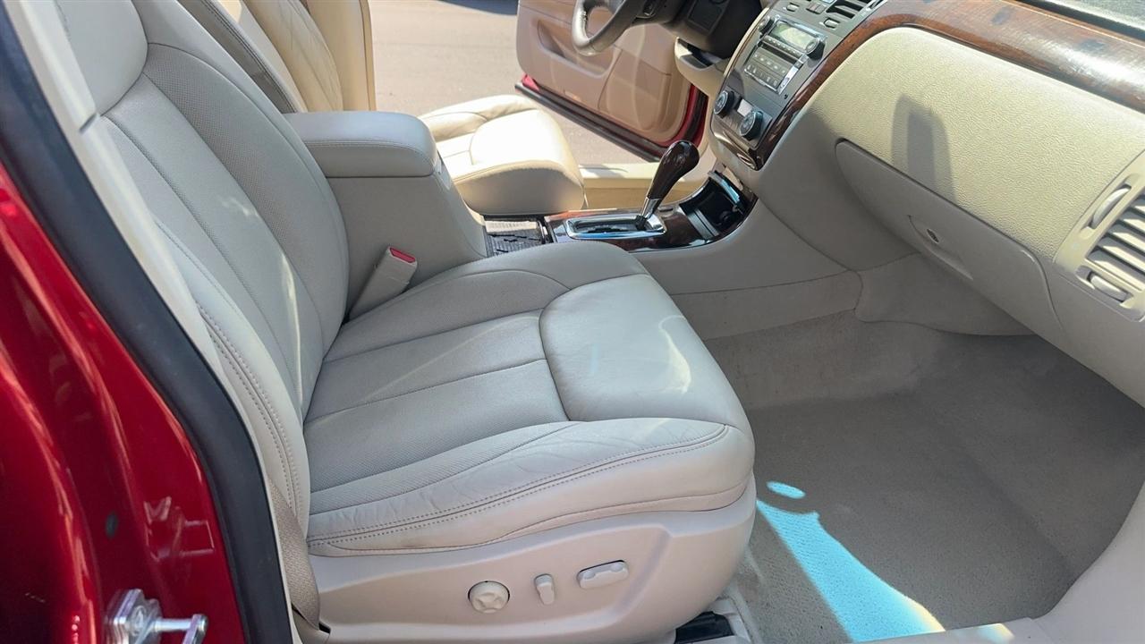 Cadillac DTS 4dr Sdn Luxury Collection 2011