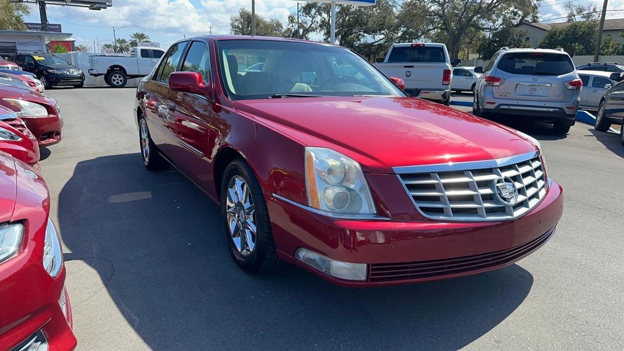 Cadillac DTS 4dr Sdn Luxury Collection 2011