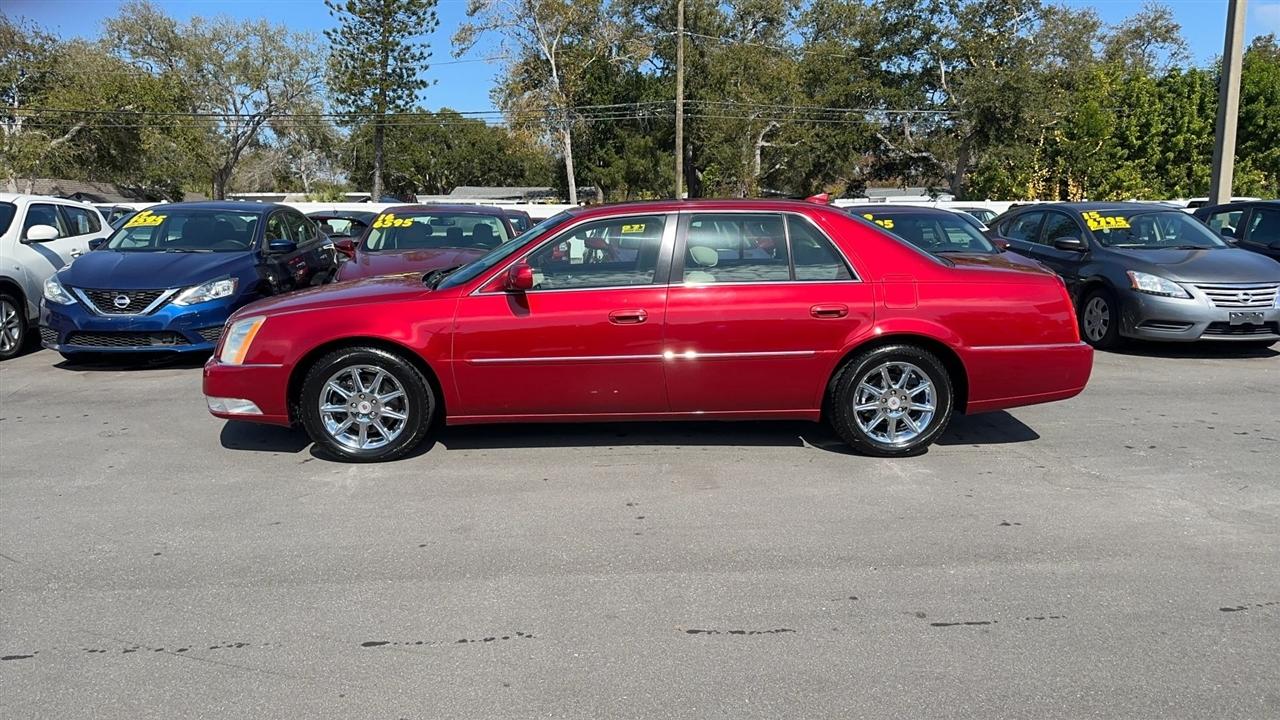 Cadillac DTS 4dr Sdn Luxury Collection 2011