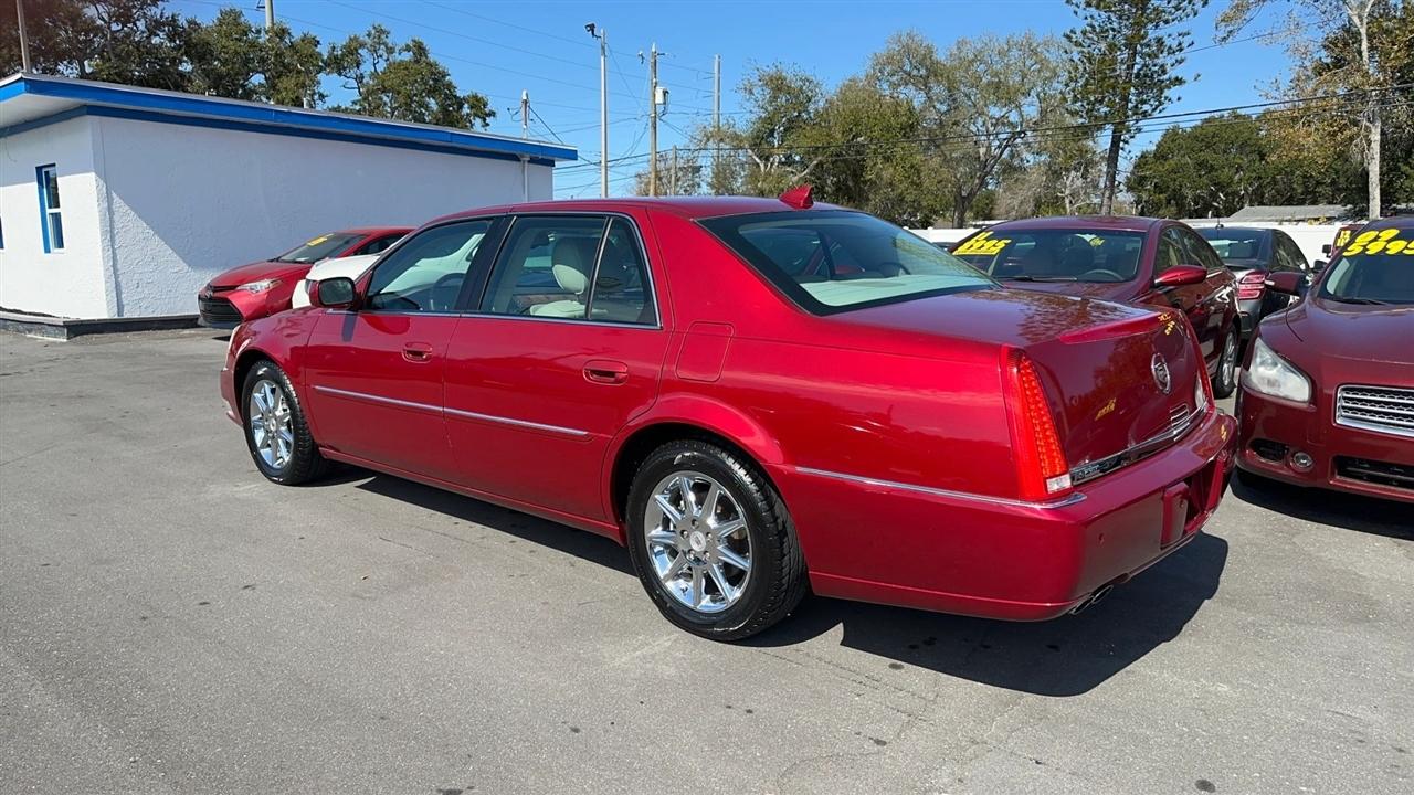 Cadillac DTS 4dr Sdn Luxury Collection 2011