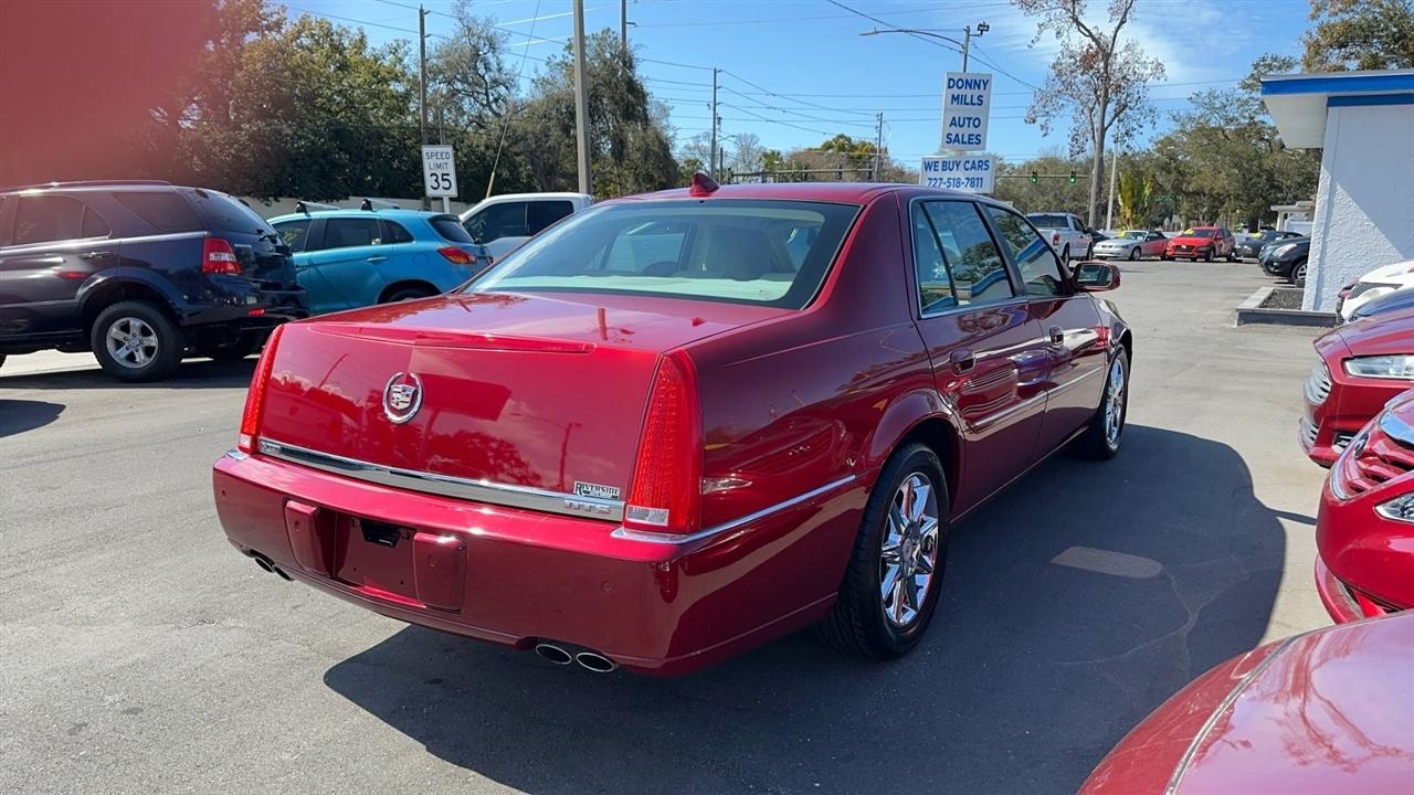 Cadillac DTS 4dr Sdn Luxury Collection 2011