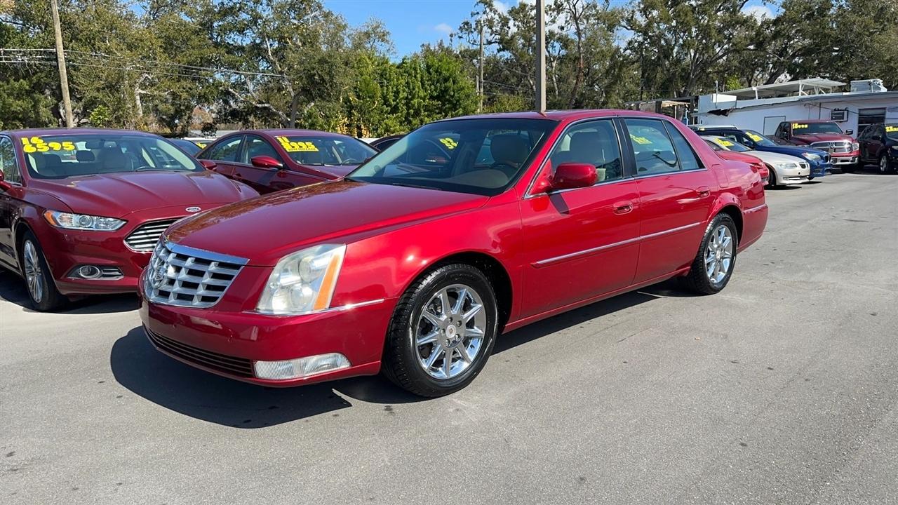 Cadillac DTS 4dr Sdn Luxury Collection 2011