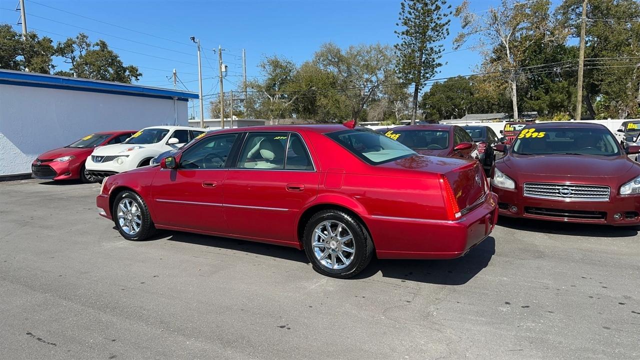 Cadillac DTS 4dr Sdn Luxury Collection 2011