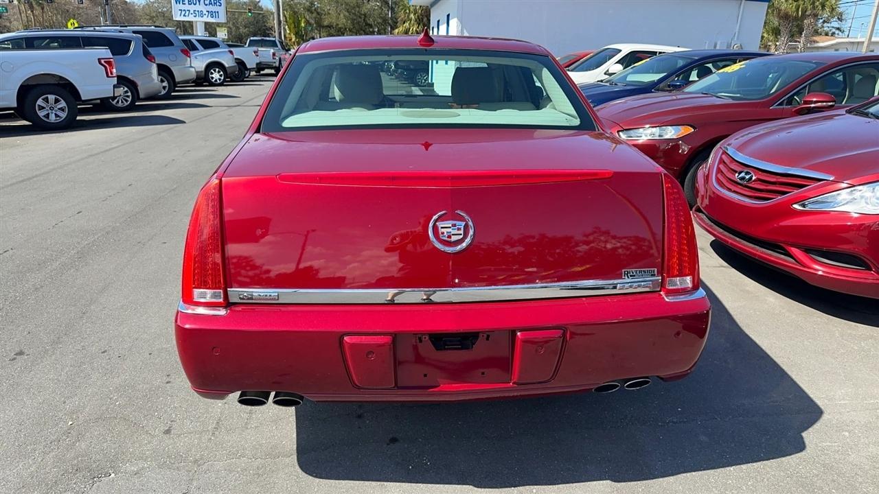 Cadillac DTS 4dr Sdn Luxury Collection 2011