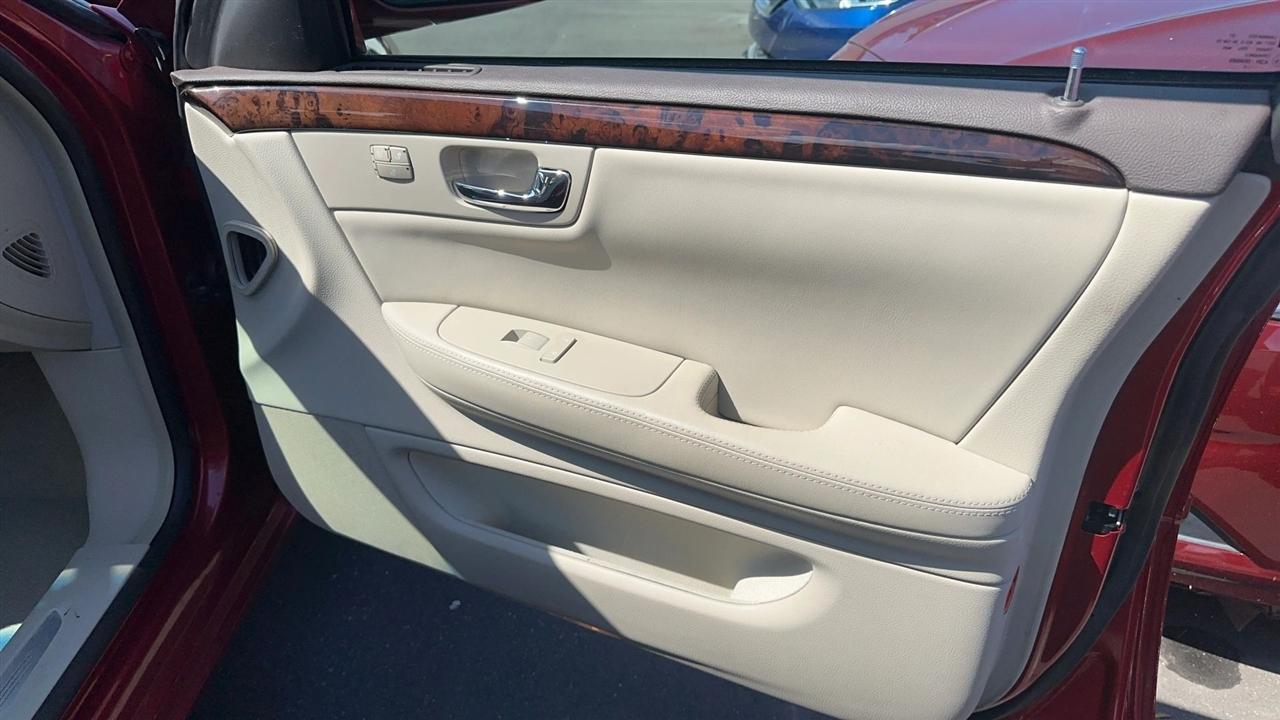 Cadillac DTS 4dr Sdn Luxury Collection 2011