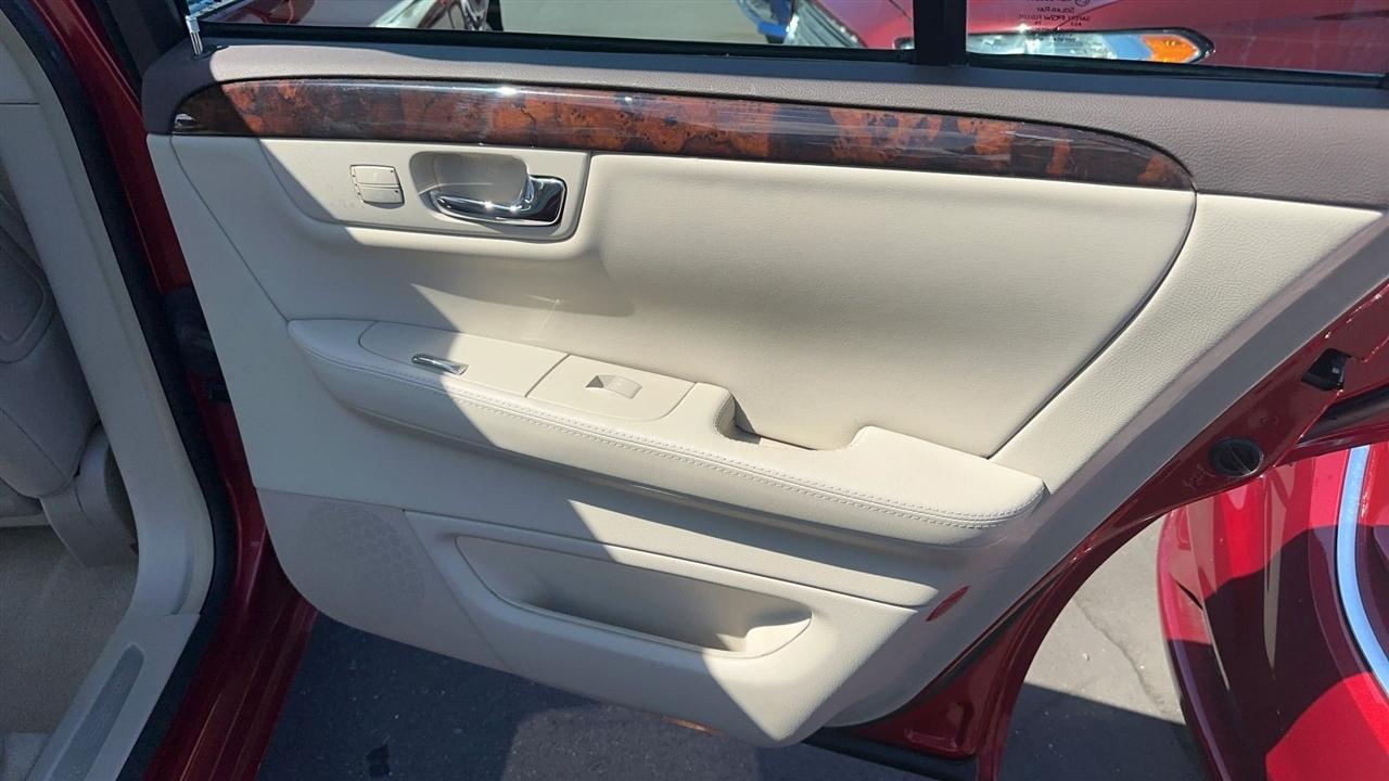 Cadillac DTS 4dr Sdn Luxury Collection 2011