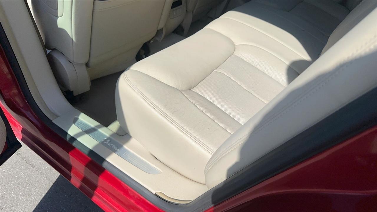 Cadillac DTS 4dr Sdn Luxury Collection 2011