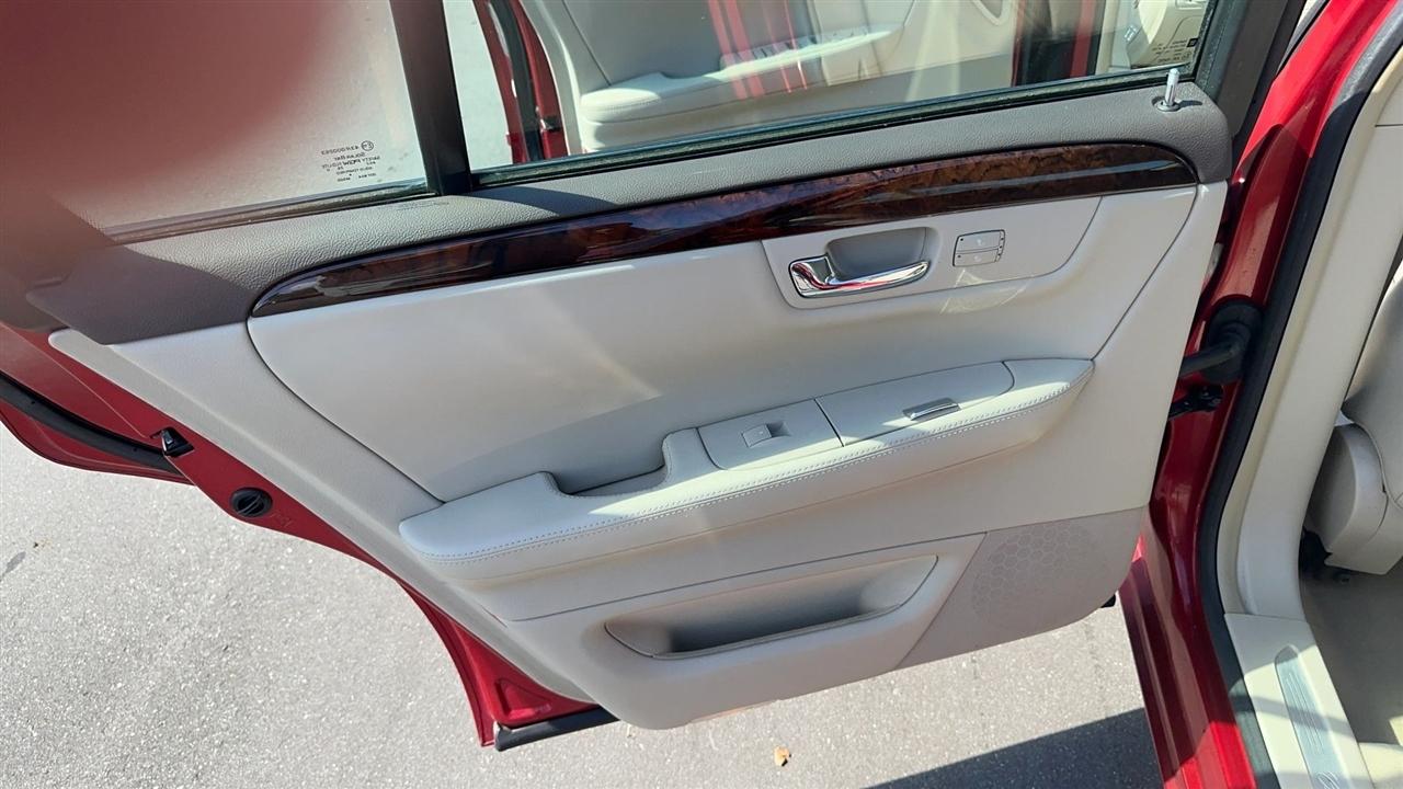 Cadillac DTS 4dr Sdn Luxury Collection 2011