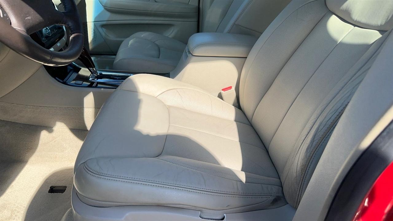 Cadillac DTS 4dr Sdn Luxury Collection 2011