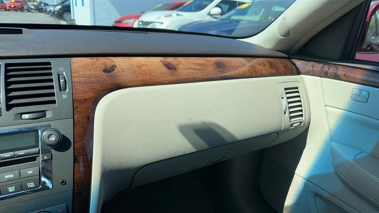 Cadillac DTS 4dr Sdn Luxury Collection 2011