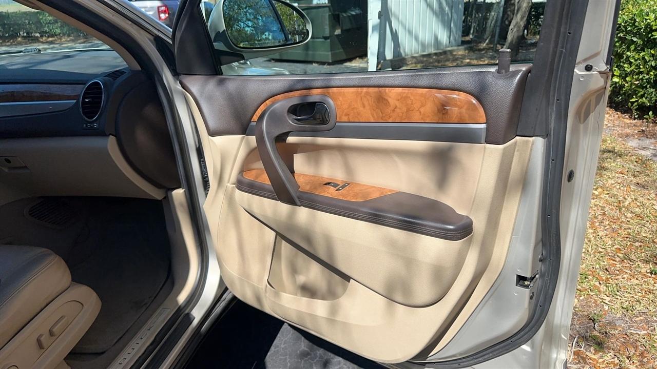 Buick Enclave FWD 4dr Leather 2012