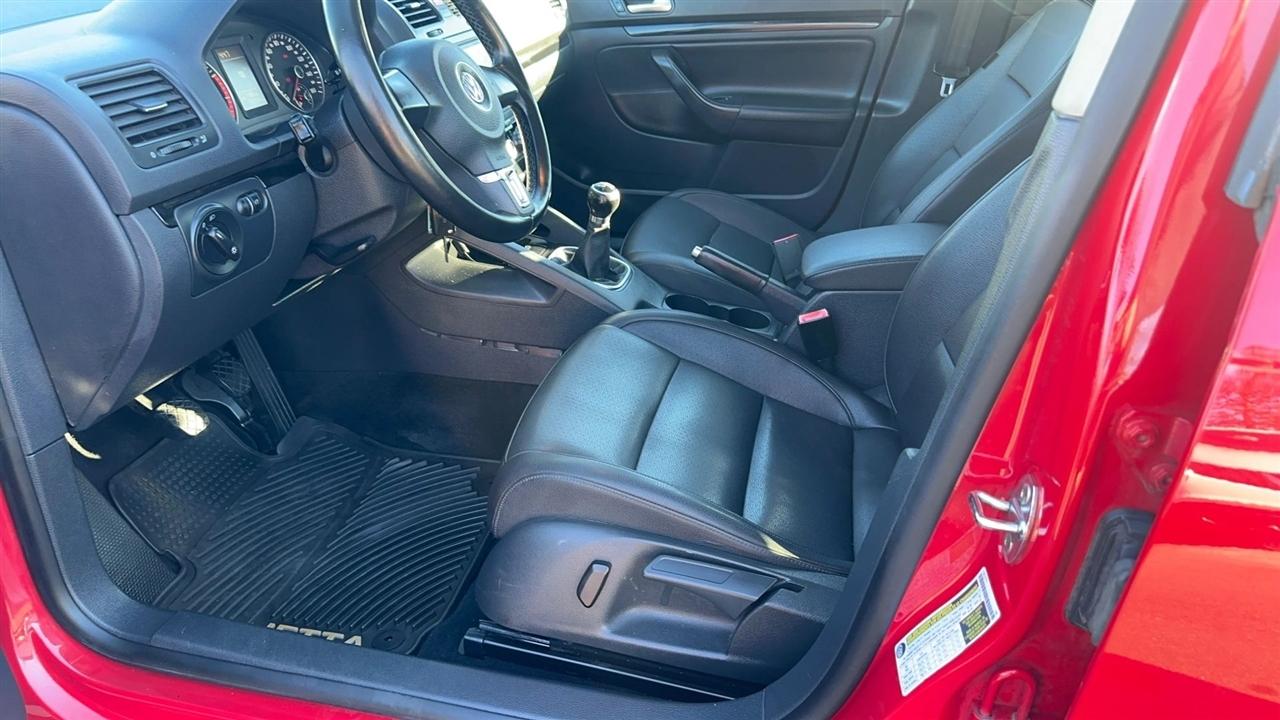 Volkswagen Jetta Sedan 4dr DSG Wolfsburg PZEV 2010