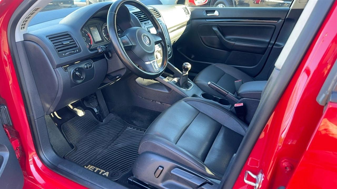 Volkswagen Jetta Sedan 4dr DSG Wolfsburg PZEV 2010