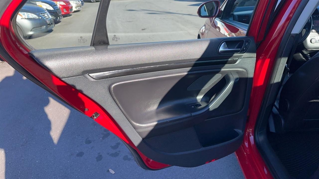 Volkswagen Jetta Sedan 4dr DSG Wolfsburg PZEV 2010