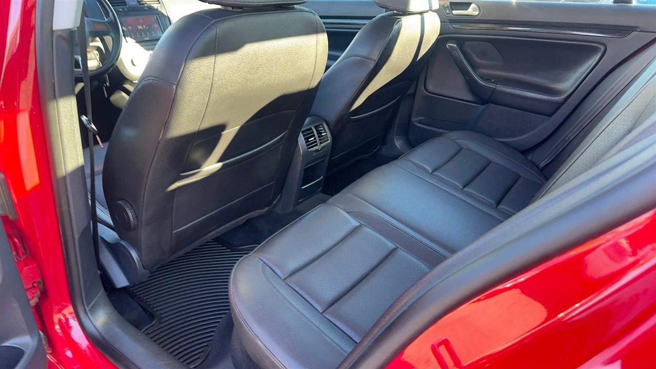 Volkswagen Jetta Sedan 4dr DSG Wolfsburg PZEV 2010