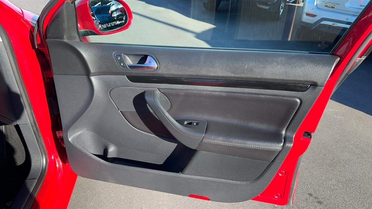 Volkswagen Jetta Sedan 4dr DSG Wolfsburg PZEV 2010