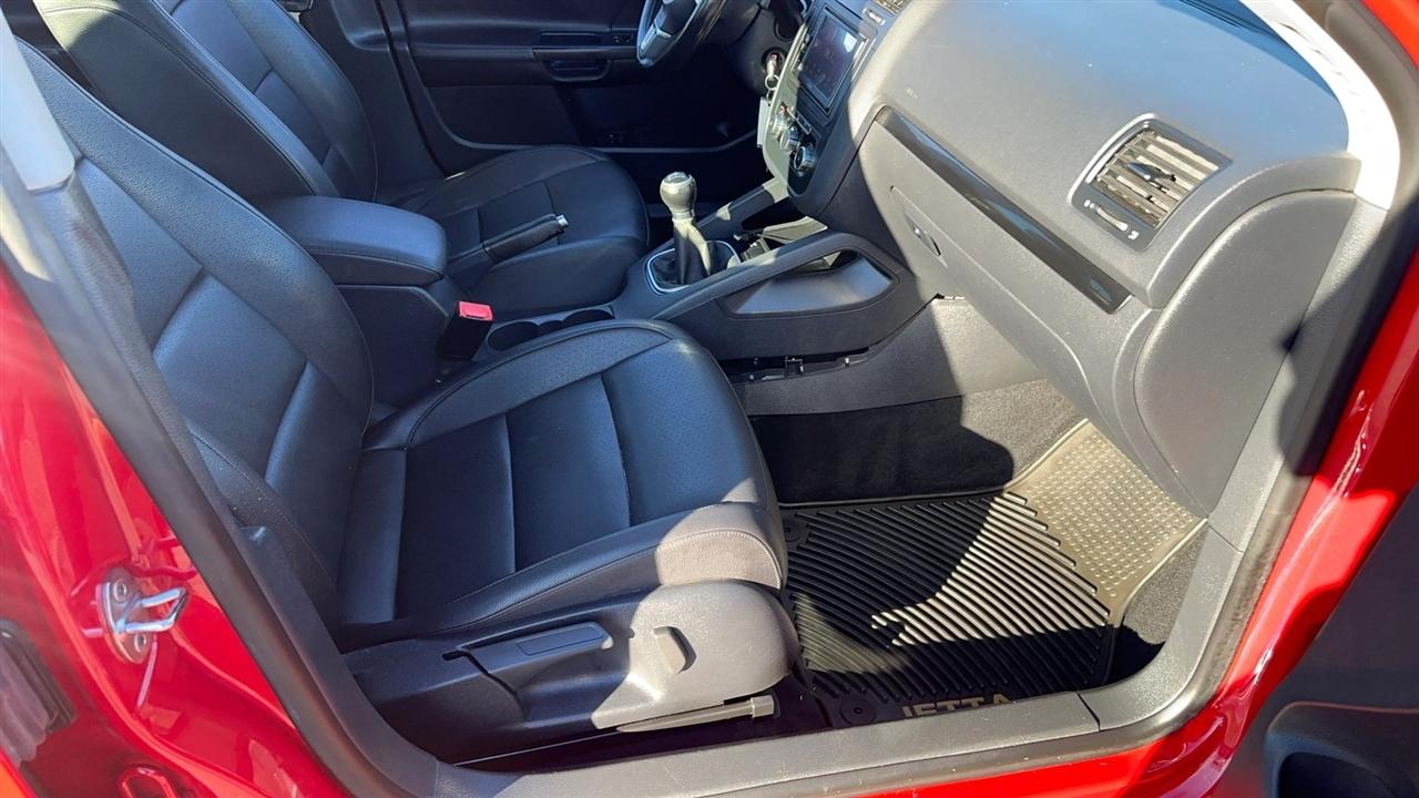 Volkswagen Jetta Sedan 4dr DSG Wolfsburg PZEV 2010