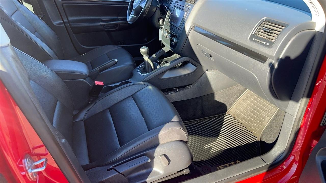 Volkswagen Jetta Sedan 4dr DSG Wolfsburg PZEV 2010