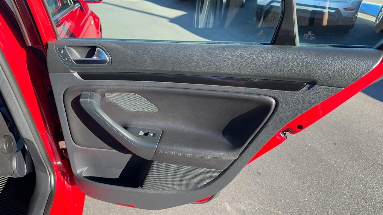 Volkswagen Jetta Sedan 4dr DSG Wolfsburg PZEV 2010