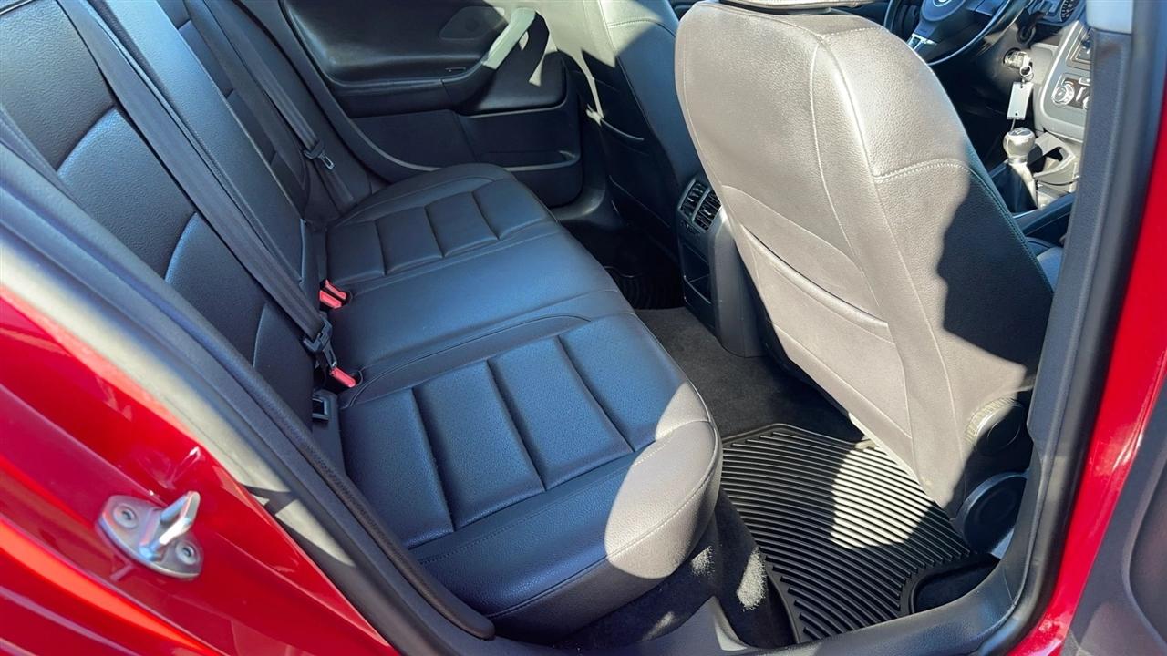 Volkswagen Jetta Sedan 4dr DSG Wolfsburg PZEV 2010