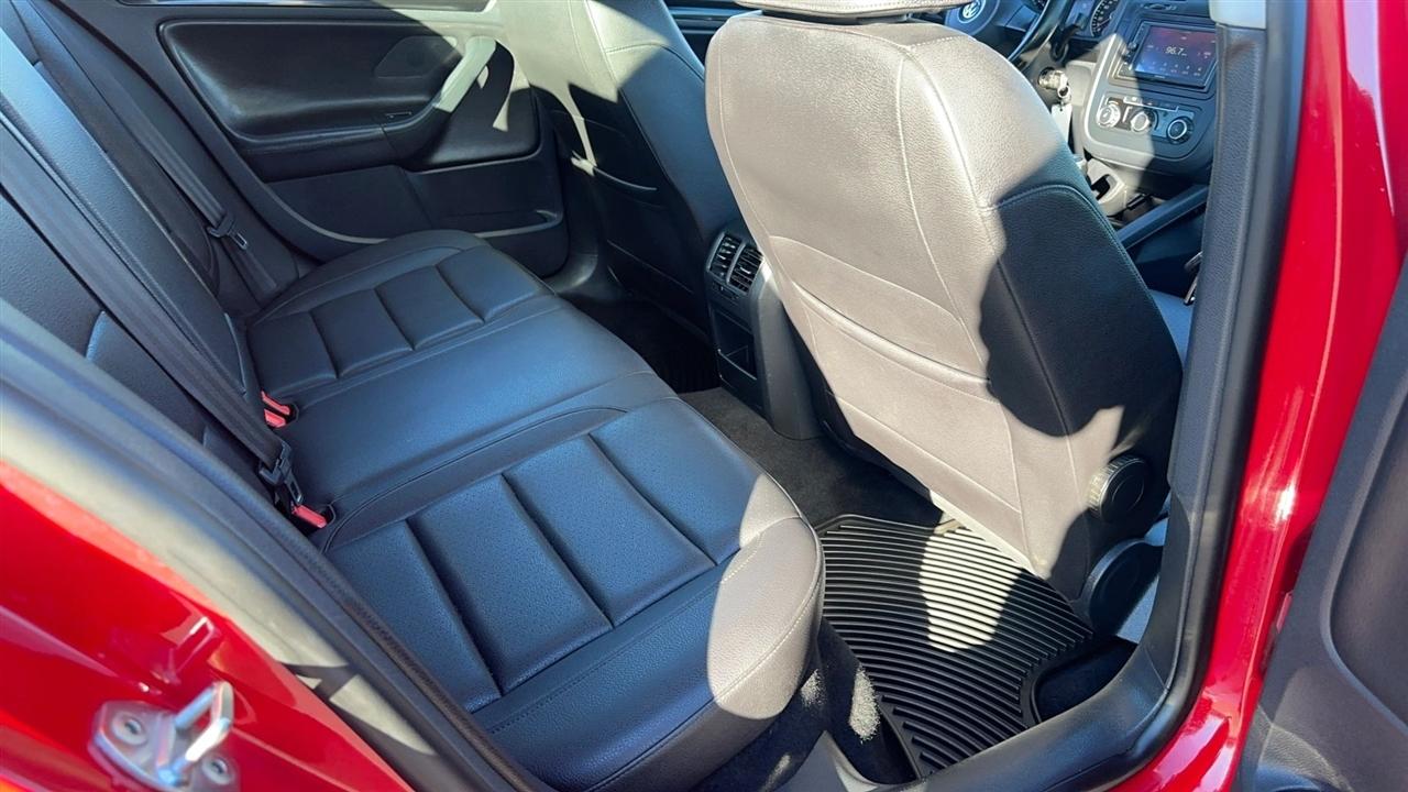 Volkswagen Jetta Sedan 4dr DSG Wolfsburg PZEV 2010