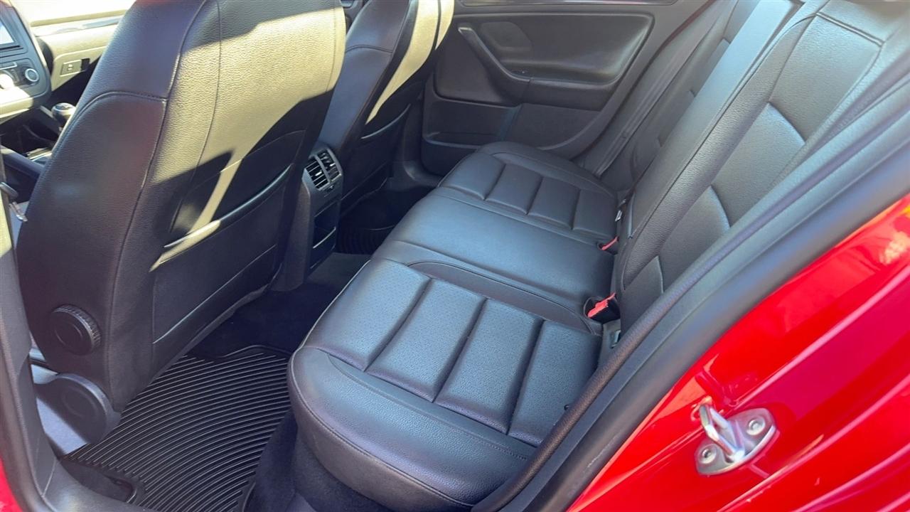 Volkswagen Jetta Sedan 4dr DSG Wolfsburg PZEV 2010