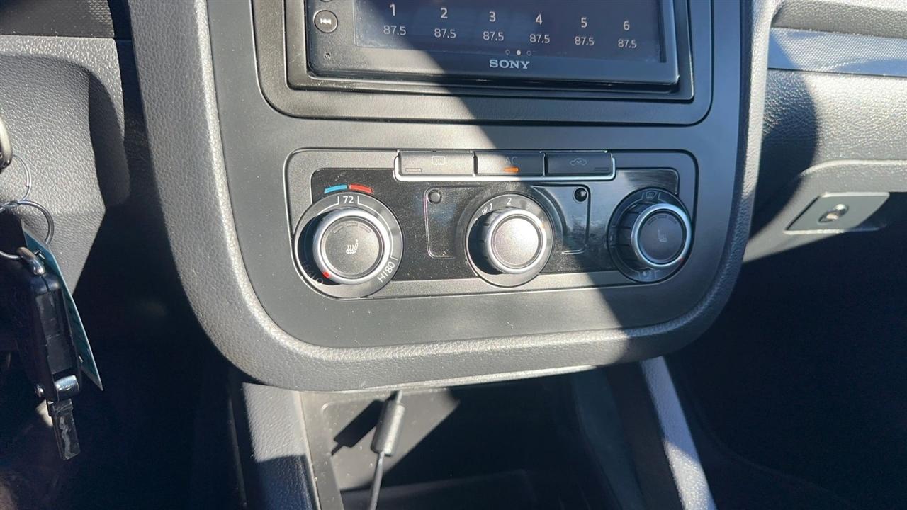 Volkswagen Jetta Sedan 4dr DSG Wolfsburg PZEV 2010