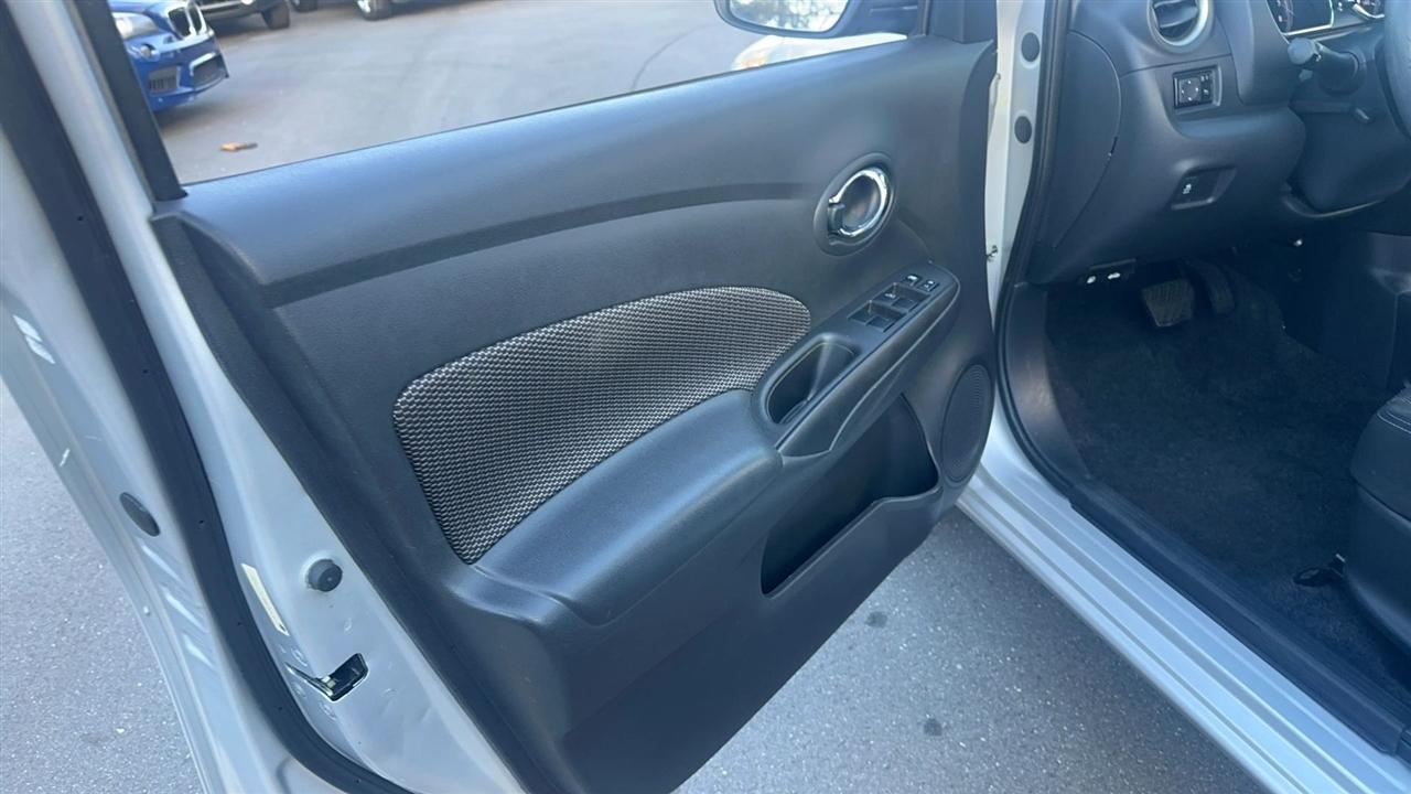 Nissan Versa Sedan SV CVT 2018