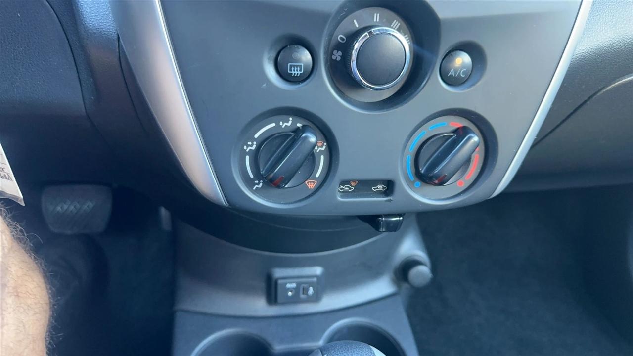 Nissan Versa Sedan SV CVT 2018