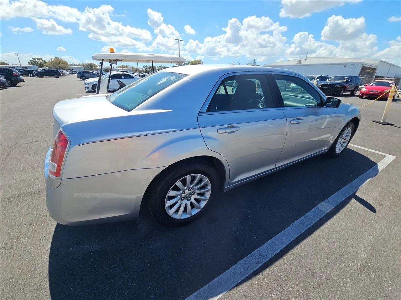 Chrysler 300 4dr Sdn V6 RWD 2012