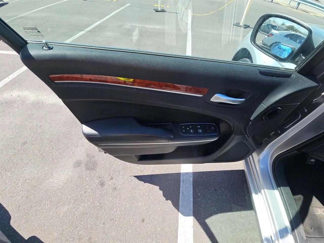 Chrysler 300 4dr Sdn V6 RWD 2012