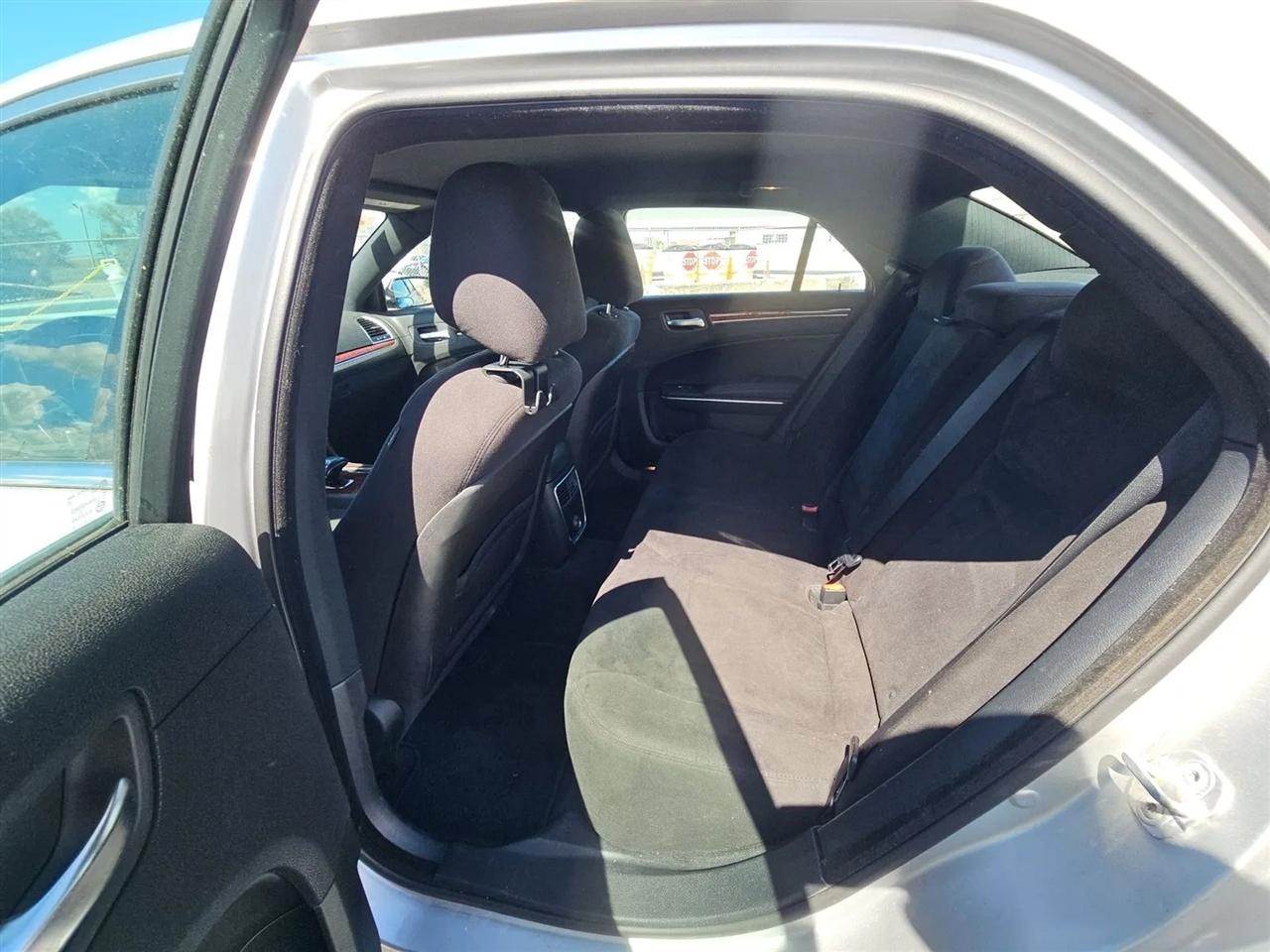 Chrysler 300 4dr Sdn V6 RWD 2012