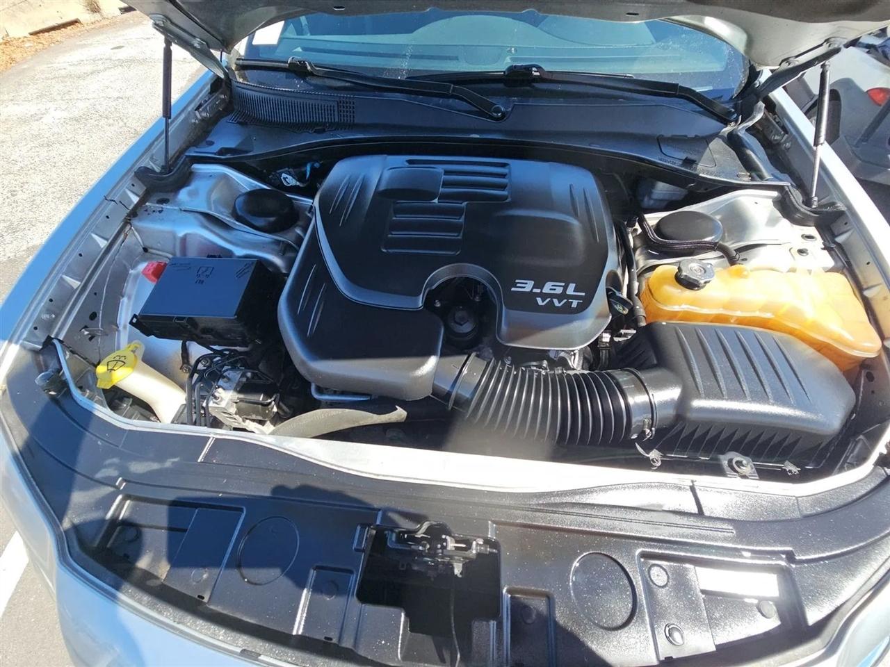 Chrysler 300 4dr Sdn V6 RWD 2012